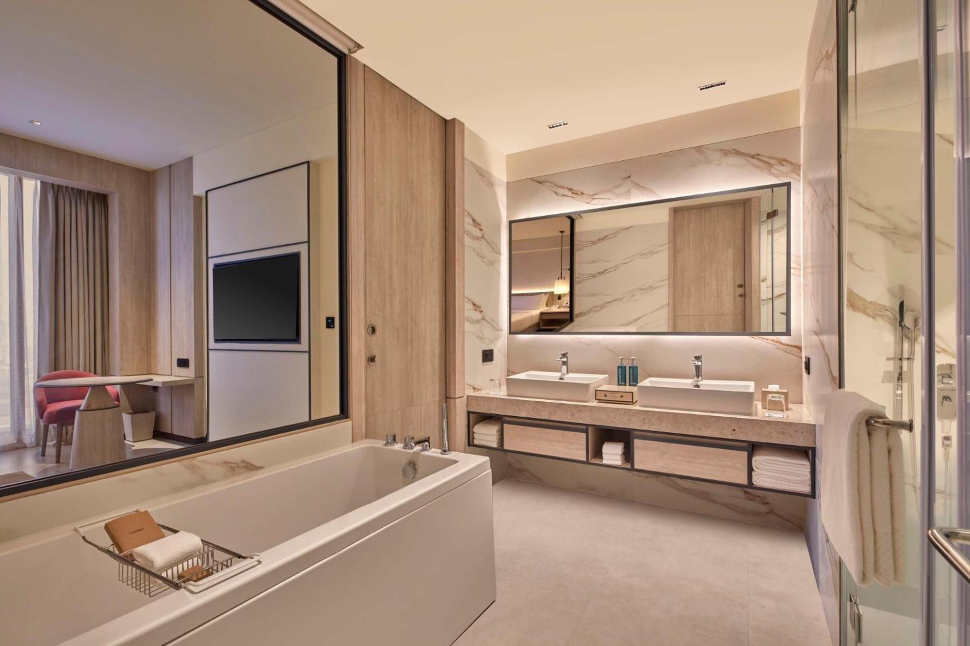 Hilton Gurugram Baani City Centre Гургаон Экстерьер фото