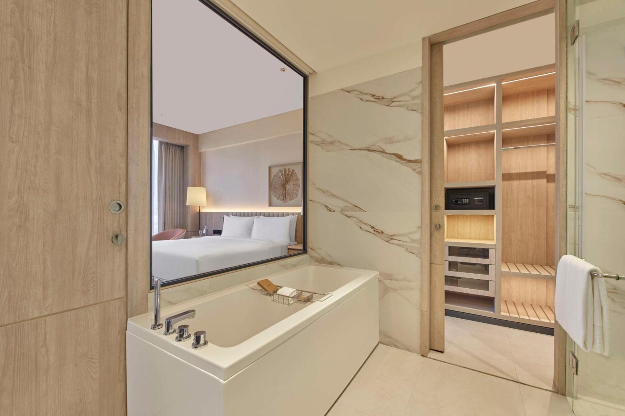Hilton Gurugram Baani City Centre Гургаон Экстерьер фото