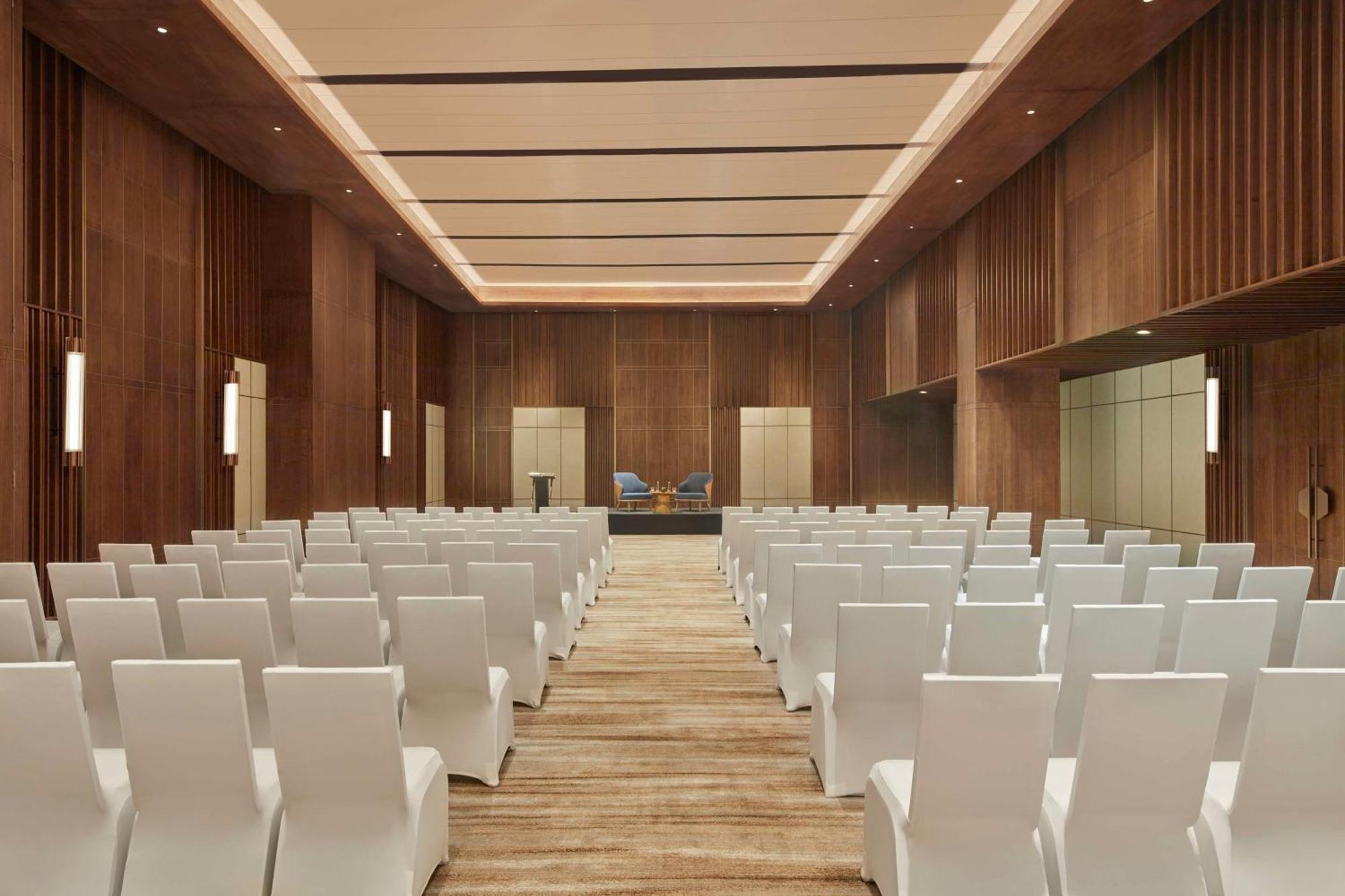 Hilton Gurugram Baani City Centre Гургаон Экстерьер фото