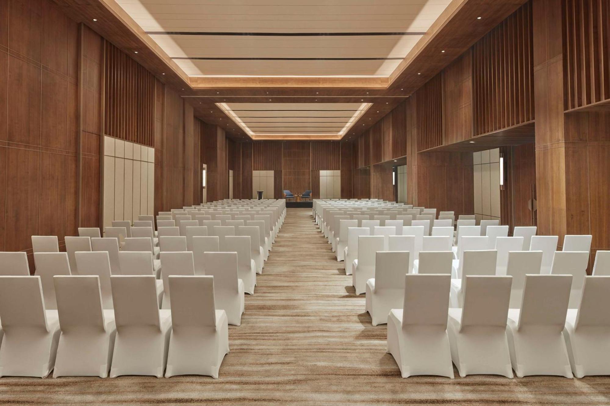 Hilton Gurugram Baani City Centre Гургаон Экстерьер фото