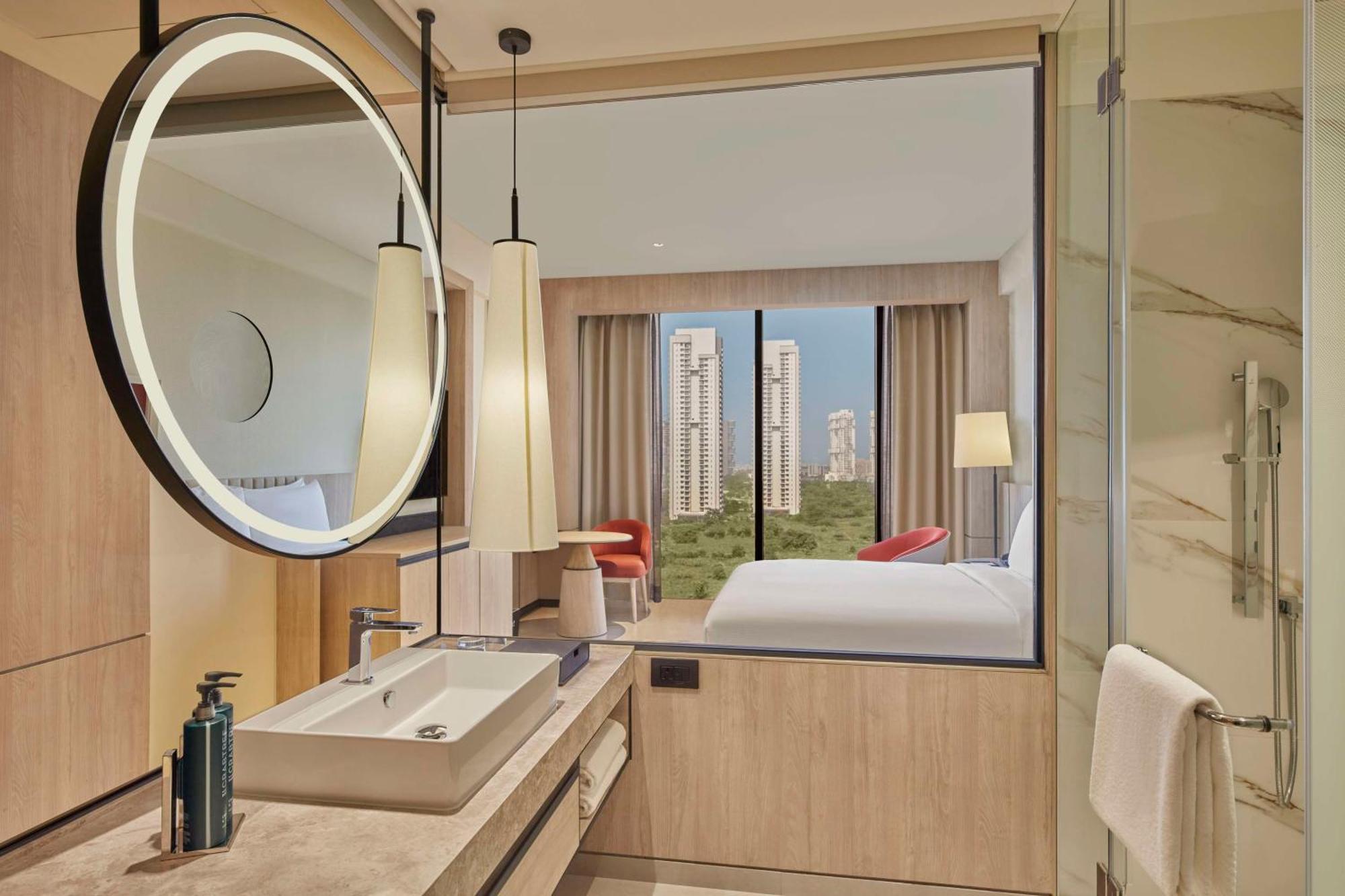 Hilton Gurugram Baani City Centre Гургаон Экстерьер фото