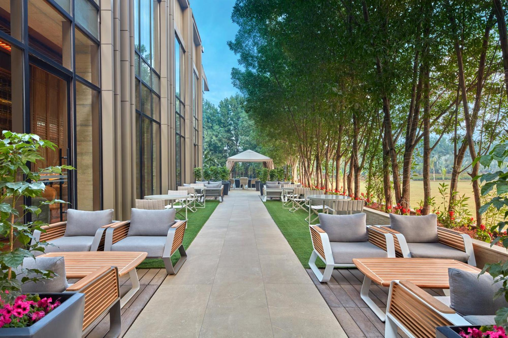 Hilton Gurugram Baani City Centre Гургаон Экстерьер фото